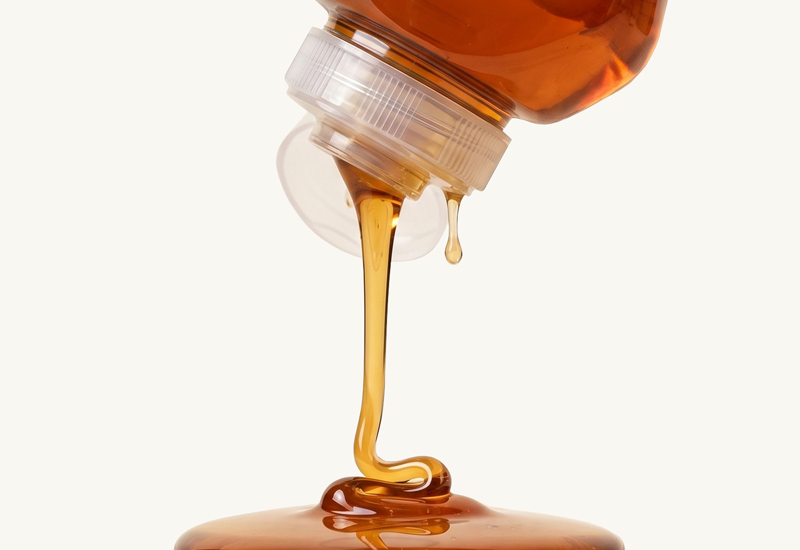 Láhev kečupu a rajčata