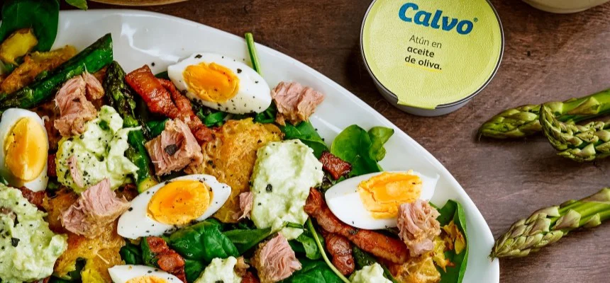 Recept na salát, co zasytí: Z pečených brambor a tuňáka s avokádovým dresinkem