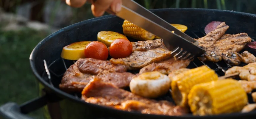 Parádní letní grilovačka: Jak grilovat chutně, zdravě a bez stresu?