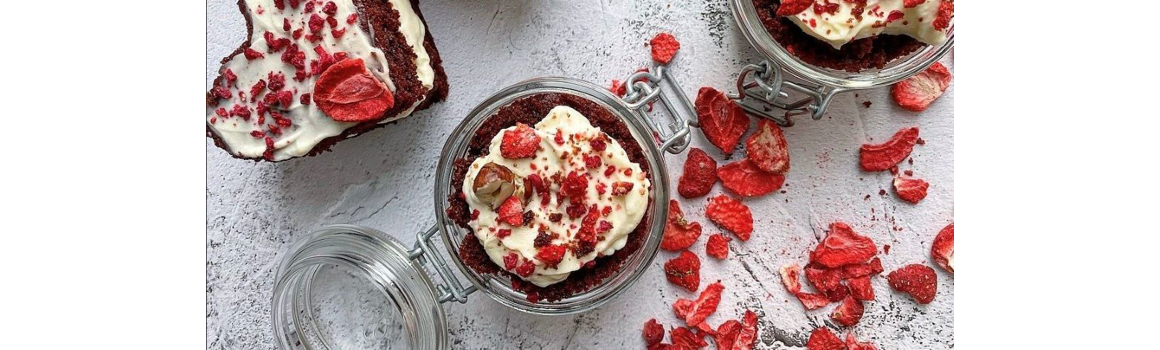 Red Velvet dort s mascarpone a lyofilizovaným ovocem
