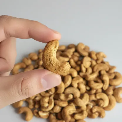 Kešu pražené s wasabi a datlovou šťávou 12 x 250 g